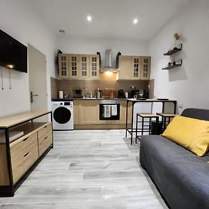 Climatise Avec Cour Prive En Rez-de-chaussee Centre Historique Appartement